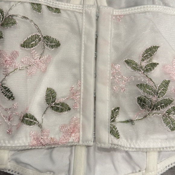 NWOT,SHEIN White Women Lace Bra Strapless Satin
Tube Top Crop Bustier Top Sheer. - Picture 5 of 9